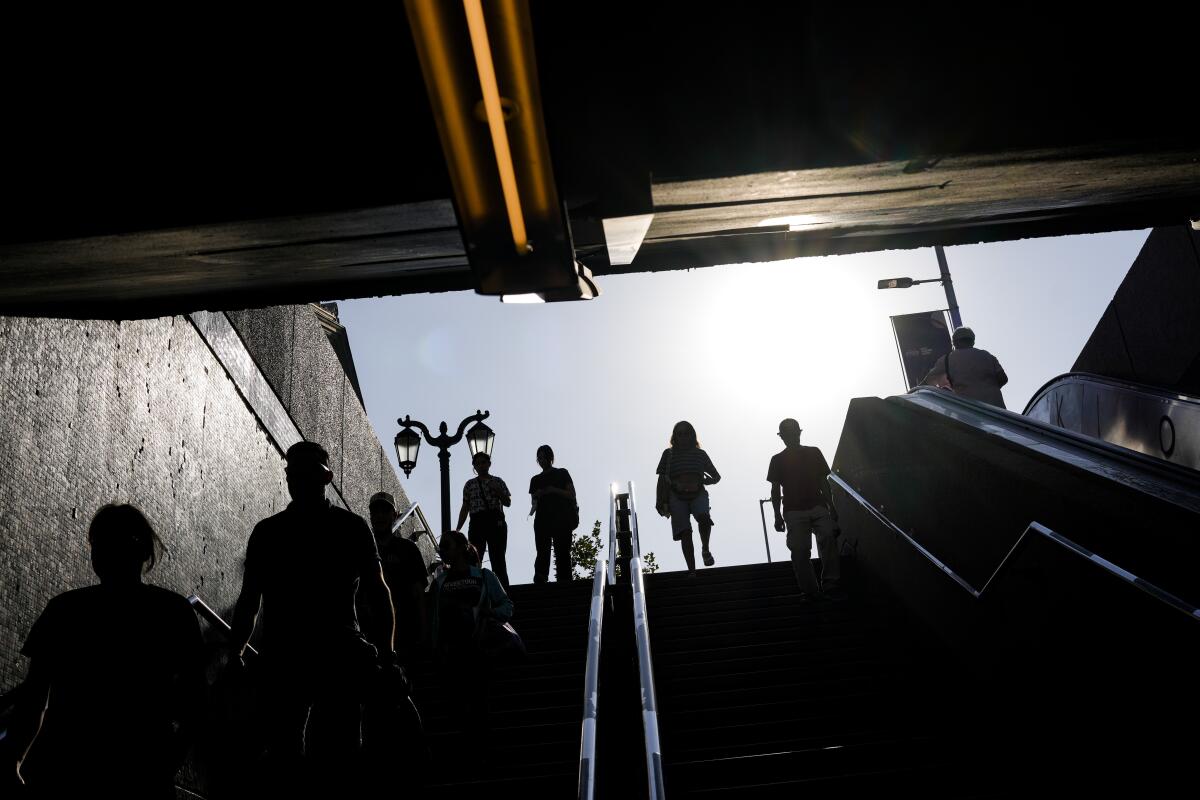 Los pasajeros bajan las escaleras de una estación del metro en Santiago, Chile, el jueves 19 de enero de 2023. 
