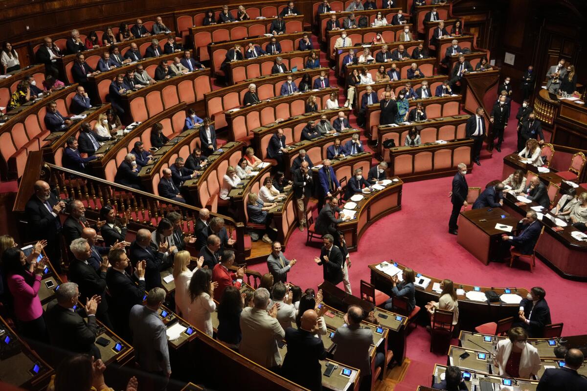 Legisladores debaten en el Senado, en Roma, el jueves 14 de julio de 2022, antes de someter a votación