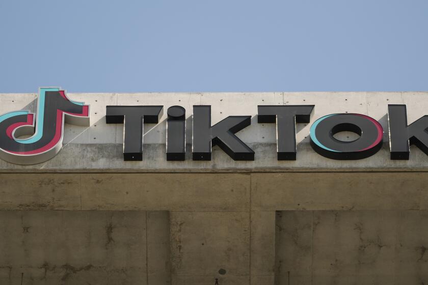 ARCHIVO - Un letrero de TikTok luce en el edificio de la compa?ía el 11 de marzo de 2024, en Culver City, California. (AP Foto/Damian Dovarganes, archivo)