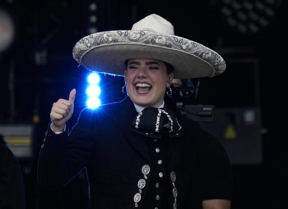 La cantante mexicana Camila Fernández saluda durante su concierto