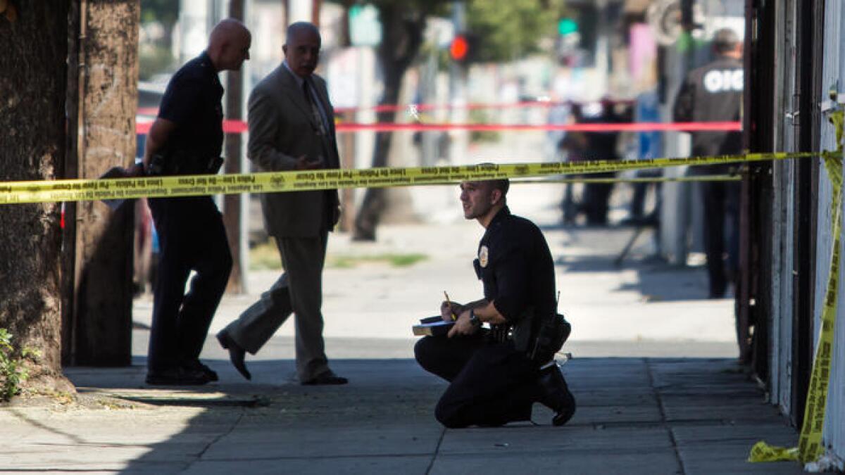 La policía de Los Ángeles investiga después de que agentes le dispararon y mataron a Norma Guzmán en las calles East 22nd y San Pedro, cerca del centro de L.A. en septiembre de 2015.