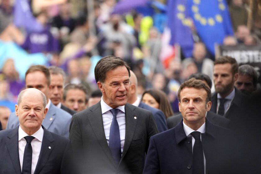 Izquierda a derecha, el canciller alemán Olaf Scholz, el primer ministro holandés Mark Rutte y el presidente francés Emmanuel Macron arriban a una cumbre de la UE sobre energía en el Castillo de Praga, República Checa, viernes 7 de octubre de 2022,(AP Foto/Darko Bandic)