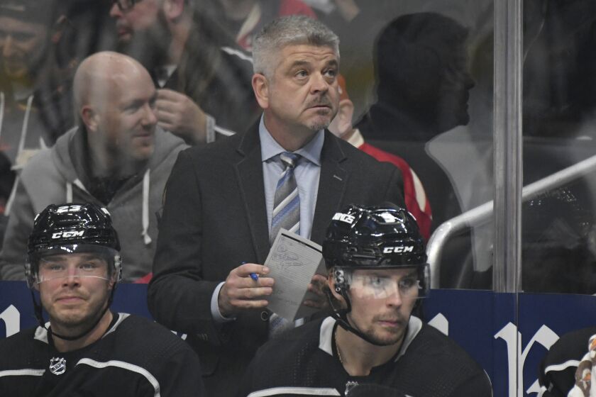 Los Angeles Kings head coach Todd McLellan, center, during an NHL hockey game against the Detroit Red Wings, Thursday, Nov. 14, 2019, in Los Angeles. (AP Photo/Michael Owen Baker)