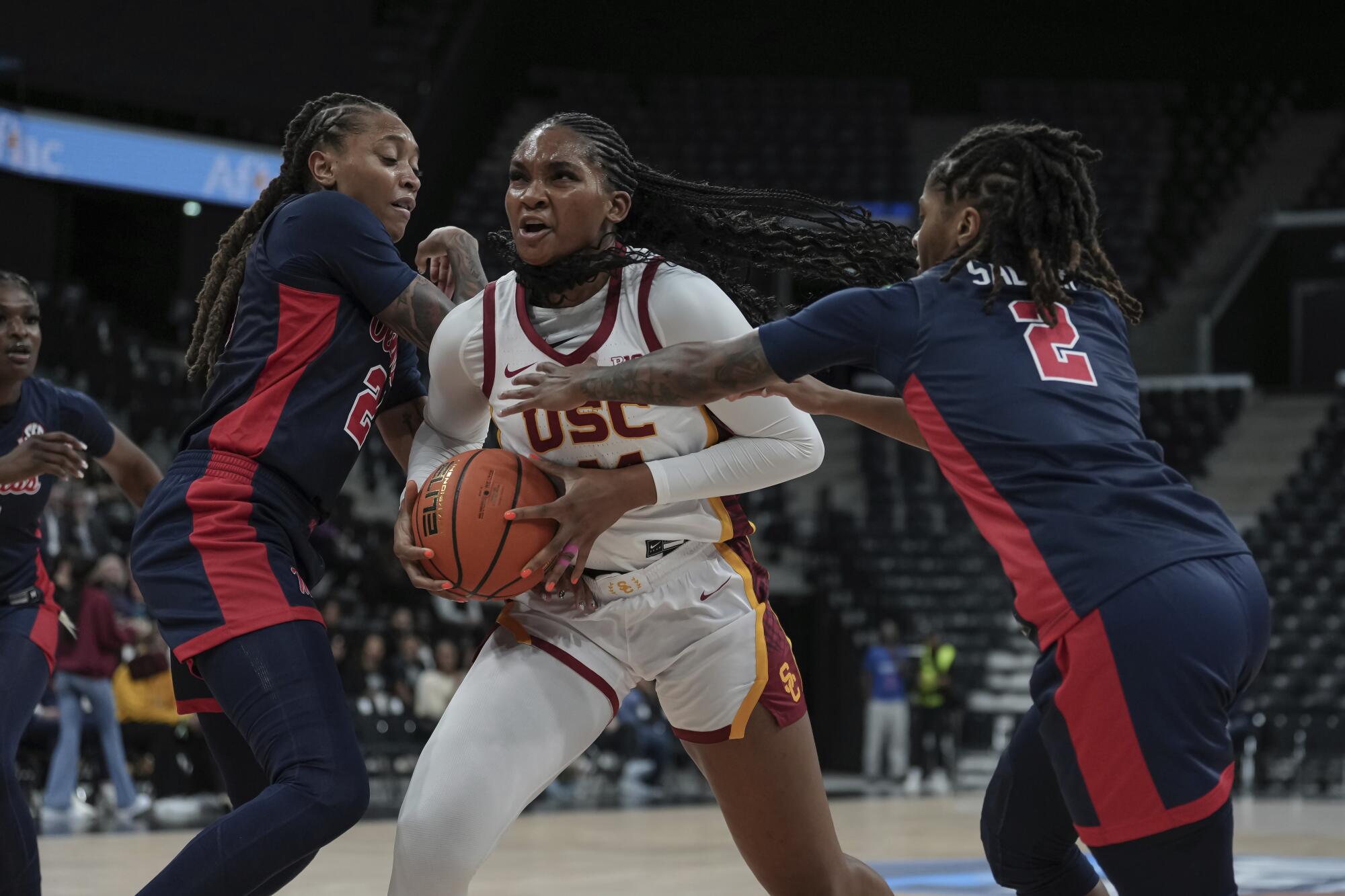 USC forveti Kiki Iriafen, Mississippi'den Madison Scott ve Tameiya Sadler'ın baskısı altında potaya doğru ilerliyor