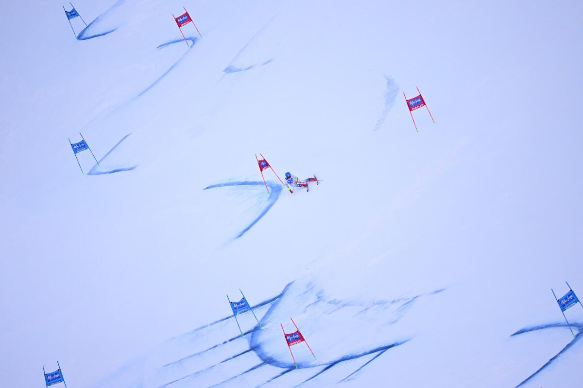 USA's Mikaela Shiffrin tackles the slopes in the Women's Giant Slalom.