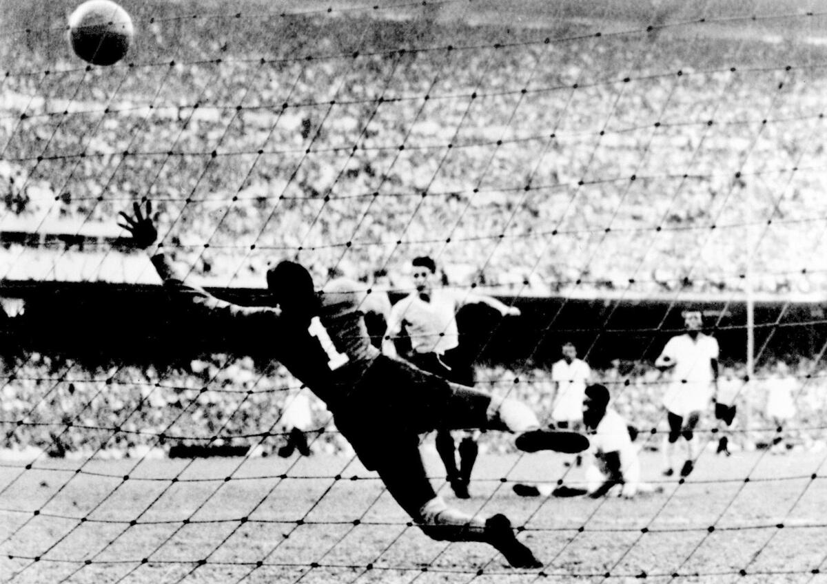 El uruguayo Juan Alberto Schiaffino remata a gol para vencer al portero brasileño Moacyr Barbosa y empatar el partido final de la Copa del Mundo en 1930 en el Maracaná.