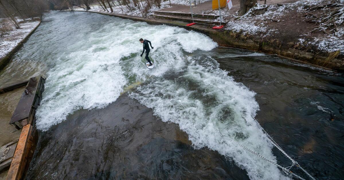 O debate sobre o surf em rios em um parque alemão aumenta depois que a cidade remove o dispositivo gerador de ondas O debate sobre o surf em rios em um parque alemão aumenta depois que a cidade remove o dispositivo gerador de ondas