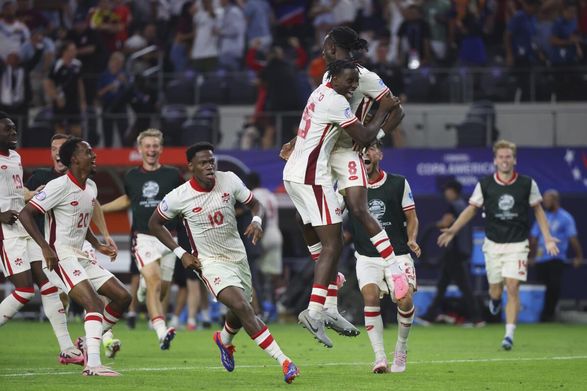 El volante canadiense Ismael Koné (8) festeja tras convertir el penal del triunfo ante Venezuela 