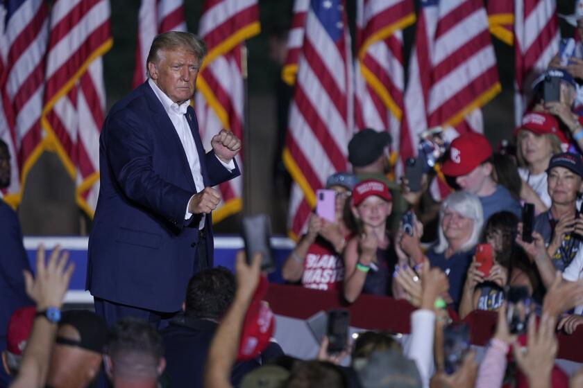 El expresidente estadounidense Donald Trump se retira del escenario después de pronunciar un discurso en un mitin, el domingo 9 de octubre de 2022, en Mesa, Arizona. (AP Foto/Matt York)