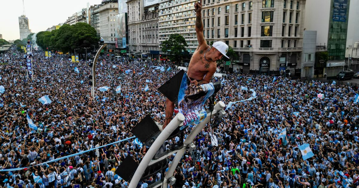 In soccer-crazed Argentina, ‘Muchachos’ carries the dreams of a country