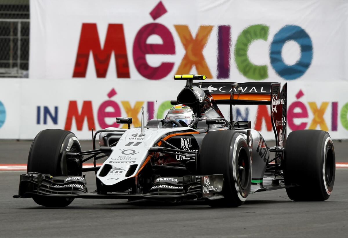 Sergio Pérez (MEX/Force India) conduce su auto en la clasificación para el Gran Premio de México 2015, en el Autódromo Hermanos Rodríguez.