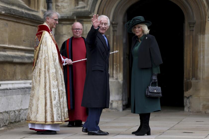 El rey de Inglaterra, Carlos III, en el centro, y la reina Camilla llegan a la misa de Pascua en la capilla de San Jorge en el castillo de Windsor, Inglaterra, el domingo 31 de marzo de 2024. (Hollie Adams/Pool Foto via AP)