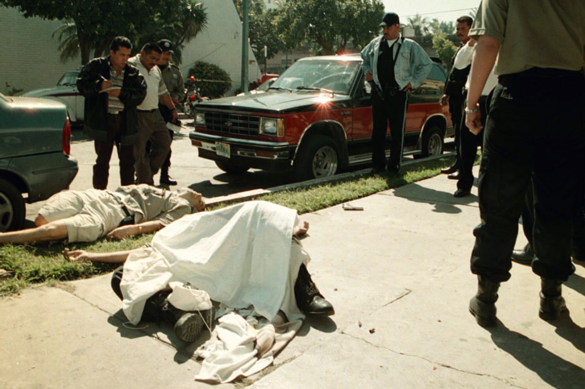 Los cuerpos de Ramón Arellano Félix (izquierda) y del agente de la policía del estado de Sinaloa Ángel Antonio Arias 
