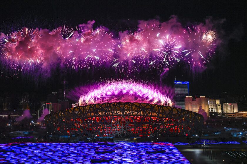 En una fotografía difundida por la Agencia de Noticias China Xinhua, juegos pirotécnicos estallan sobre el Estadio Nacional durante la ceremonia de inauguración de los Juegos Paralímpicos de Invierno 2022, el viernes 4 de marzo de 2022, en Beijing. (Xia Yifang/Xinhua vía AP)