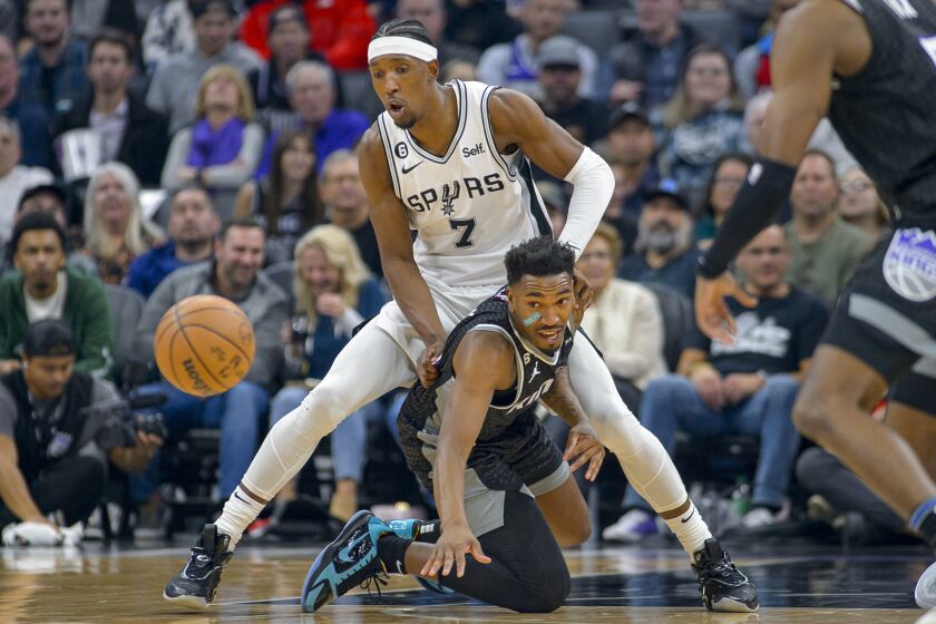 Josh Richardson (7), de los Spurs de San Antonio, y Malik Monk (0), de los Kings de Sacramento, tratan de atrapar la pelota durante el primer cuarto del juego de la NBA que enfrentó a los dos equipos en Sacramento, California, el 17 de noviembre de 2022. (AP Foto/Randall Benton)