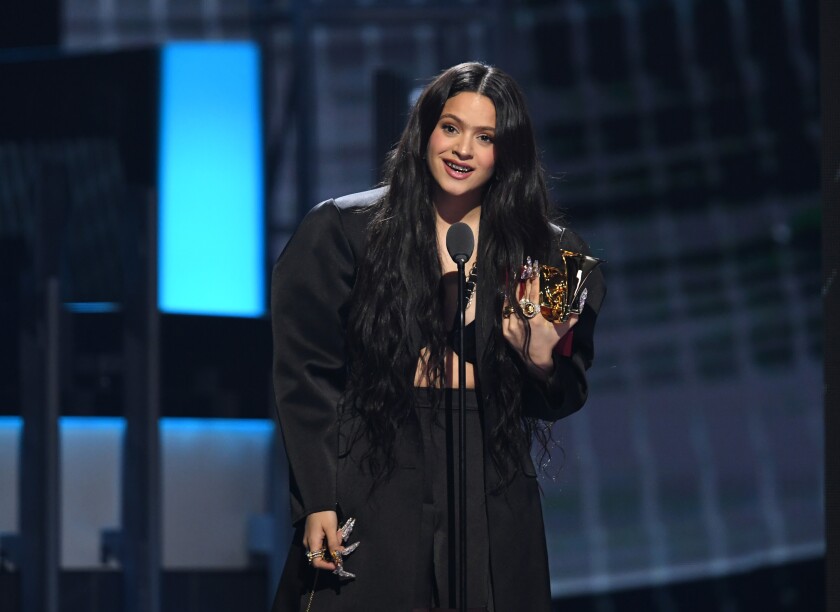 Rosalía acepta uno de sus premios en la ceremonia del Latin Grammy.