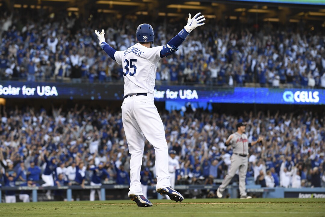 Cody Bellinger von den Los Angeles Dodgers jubelt, nachdem er den spielbestimmenden dreifachen Homerun erreicht hat.