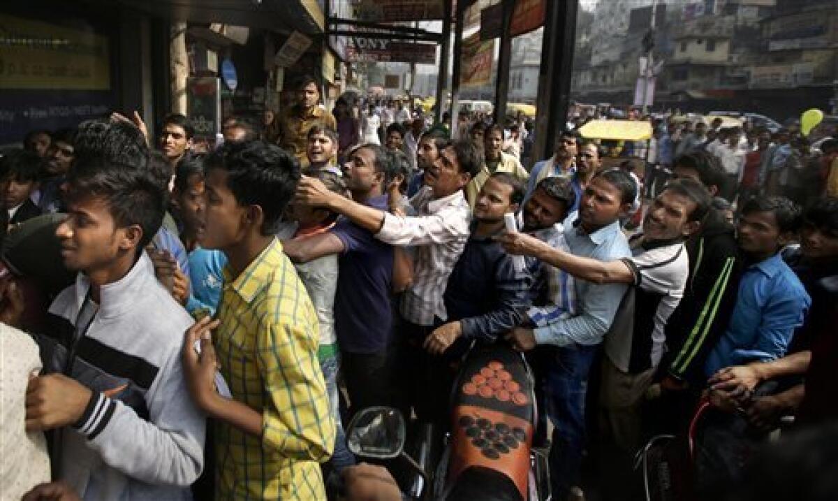 Cerca de 2.000 personas se manifestaron hoy en Calcuta, en el este de la India, para protestar por las dificultades que afronta la población tras la repentina retirada la semana pasada de los dos billetes de mayor denominación en el país.