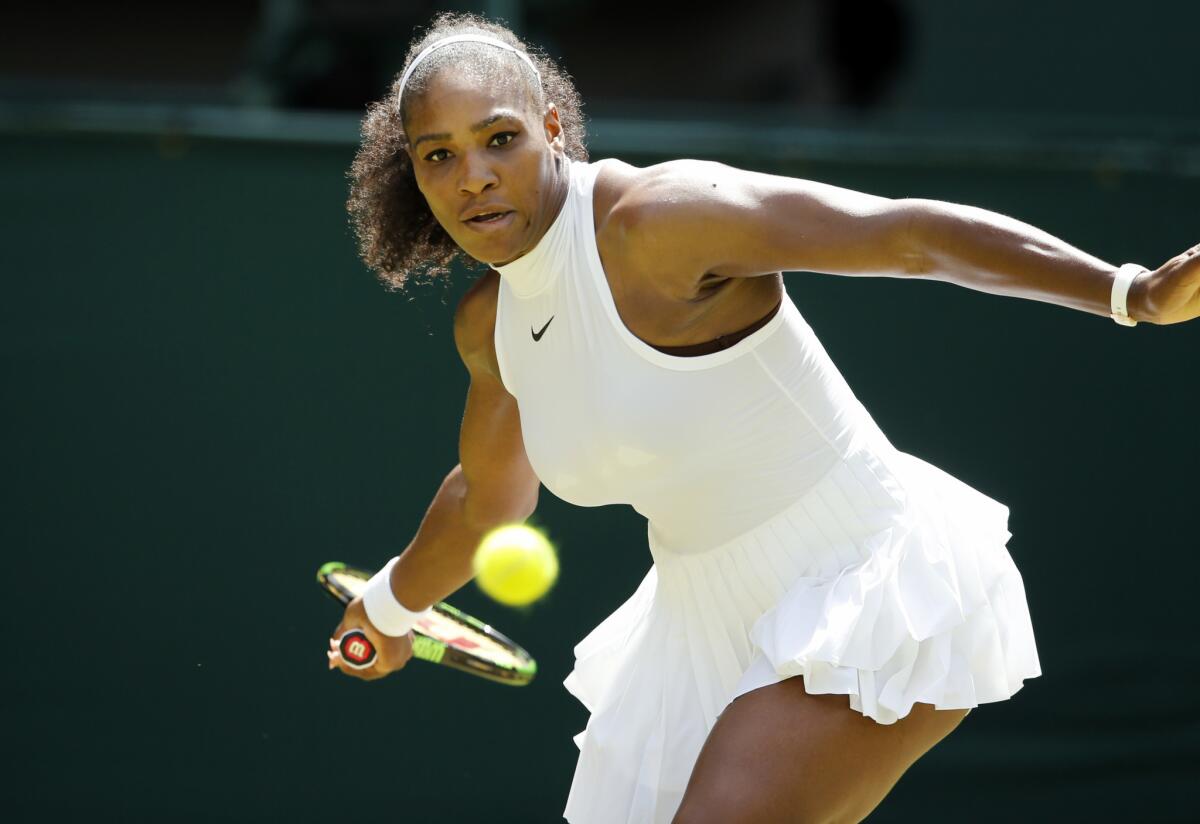 La estadounidense Serena Williams regresa un disparo de la alemana Annika Beck en su partido de la tercera ronda de Wimbledon en Londres, el domingo 3 de julio de 2016. (AP Foto/Alastair Grant)