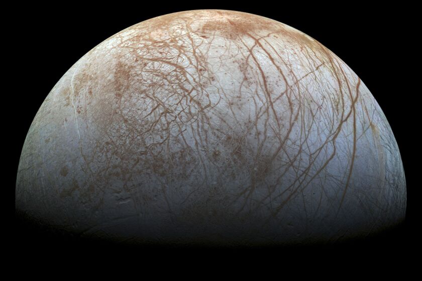 Esta imagen proveída por la NASA en el 2014 muestra la luna de Júpiter Europa, en una composición de fotos capturadas por la sonda espacial de la NASA Galileo a finales de los noventa. El jueves, 29 de septiembre de 2022, la sonda Juno hizo el sobrevuelo más cercano a Europa en más de 20 años. (NASA/JPL-Caltech/SETI Institute vía AP)
