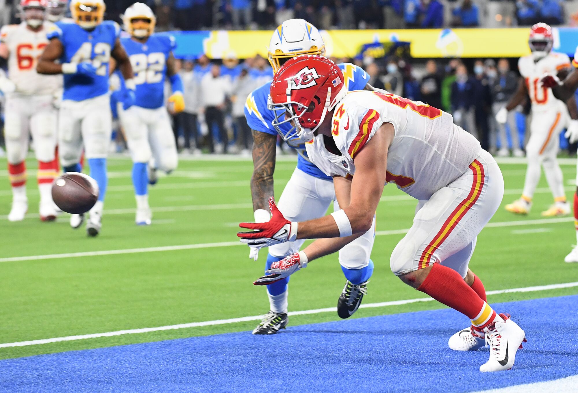 Chiefs tight end Travis Kelce catches a touchdown pass against the Chargers.