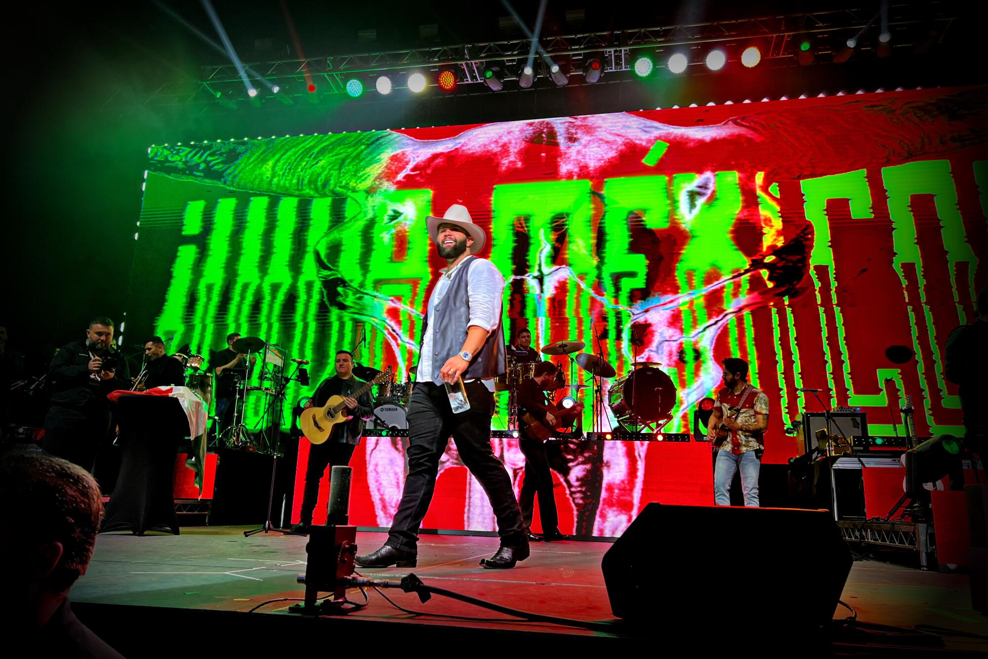Carín León puso a vibrar Las Vegas con su concierto en el Mandalay Bay Events Center.