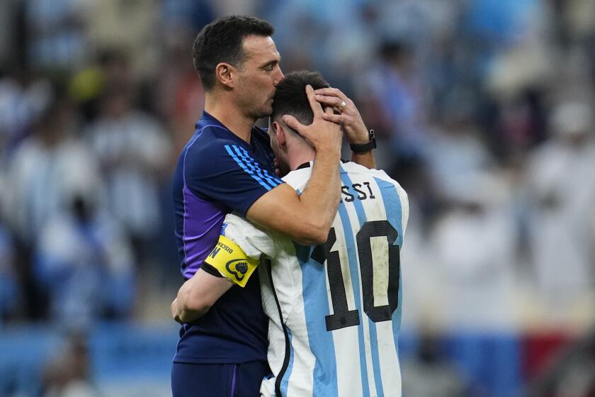 ARCHIVO. Lionel Scaloni abraza y besa a Lionel Messi en la Copa del Mundo tras el partido entre Holanda y Argentina en el estadio Lusail Stadium de Qatar el 10 de diciembre de 2022.