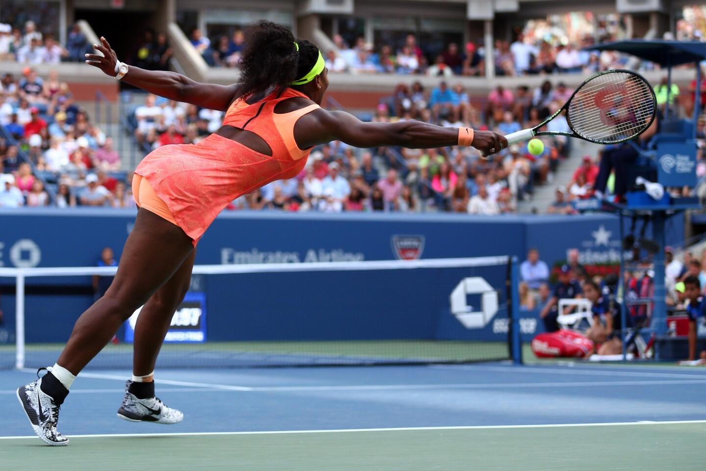 NEW YORK, NY - SEPTEMBER 06: Serena Williams of the United States returns a shot to Madison Keys of the United States during their Women's Singles Fourth Round match on Day Seven of the 2015 US Open at the USTA Billie Jean King National Tennis Center on September 6, 2015 in the Flushing neighborhood of the Queens borough of New York City. (Photo by Clive Brunskill/Getty Images) ** OUTS - ELSENT, FPG - OUTS * NM, PH, VA if sourced by CT, LA or MoD **