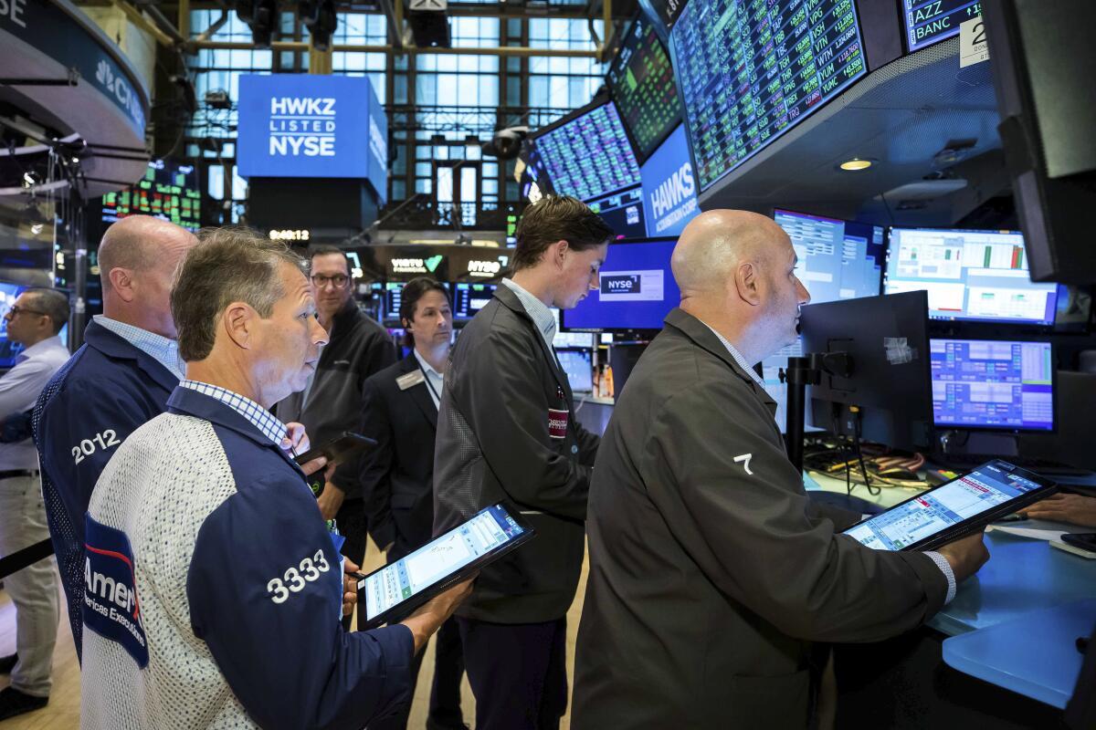 Corredores bursátiles trabajando en el piso de remates de la Bolsa de Nueva York, el 27 de mayo de 2022.