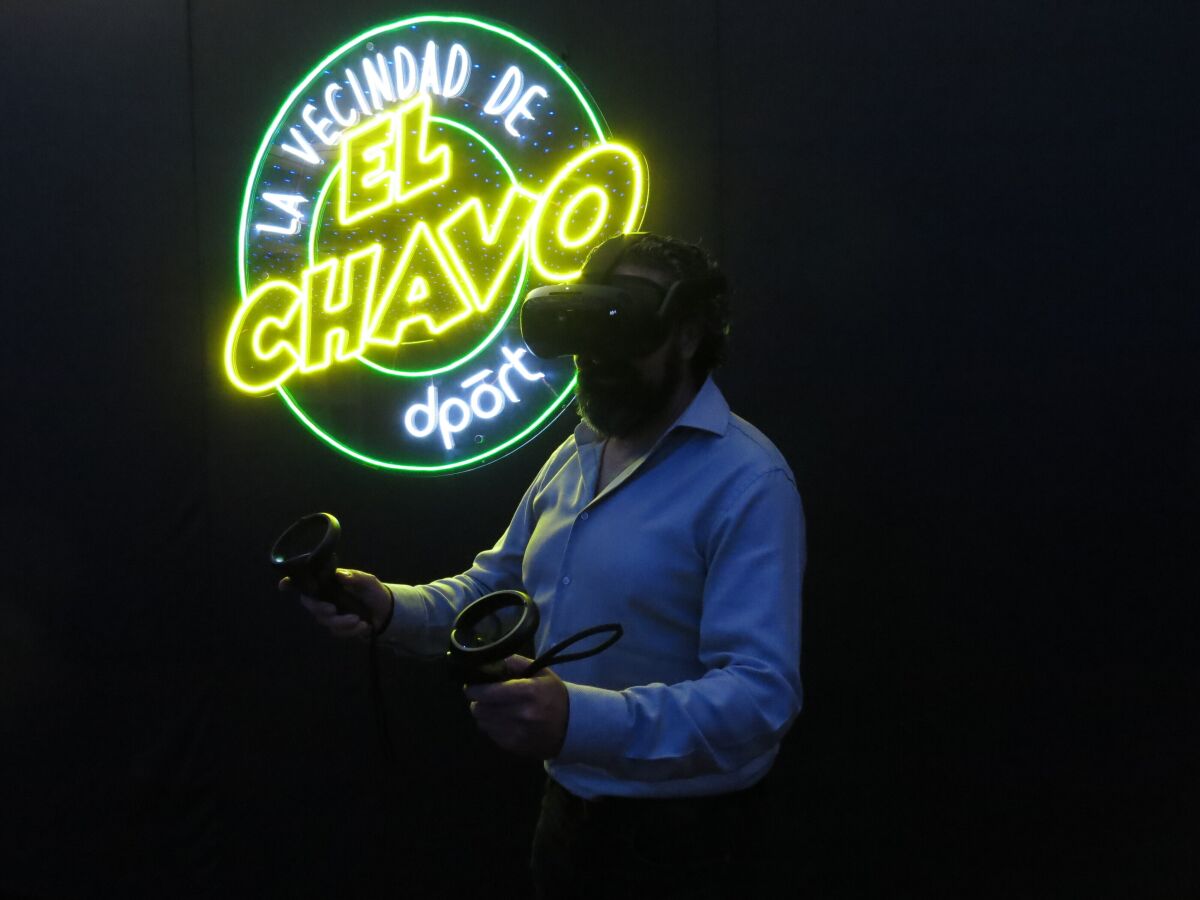 Sergio Ramírez, director general de Demiurgo y dPōrt, usa equipo de realidad virtual en la exposición inmersiva 