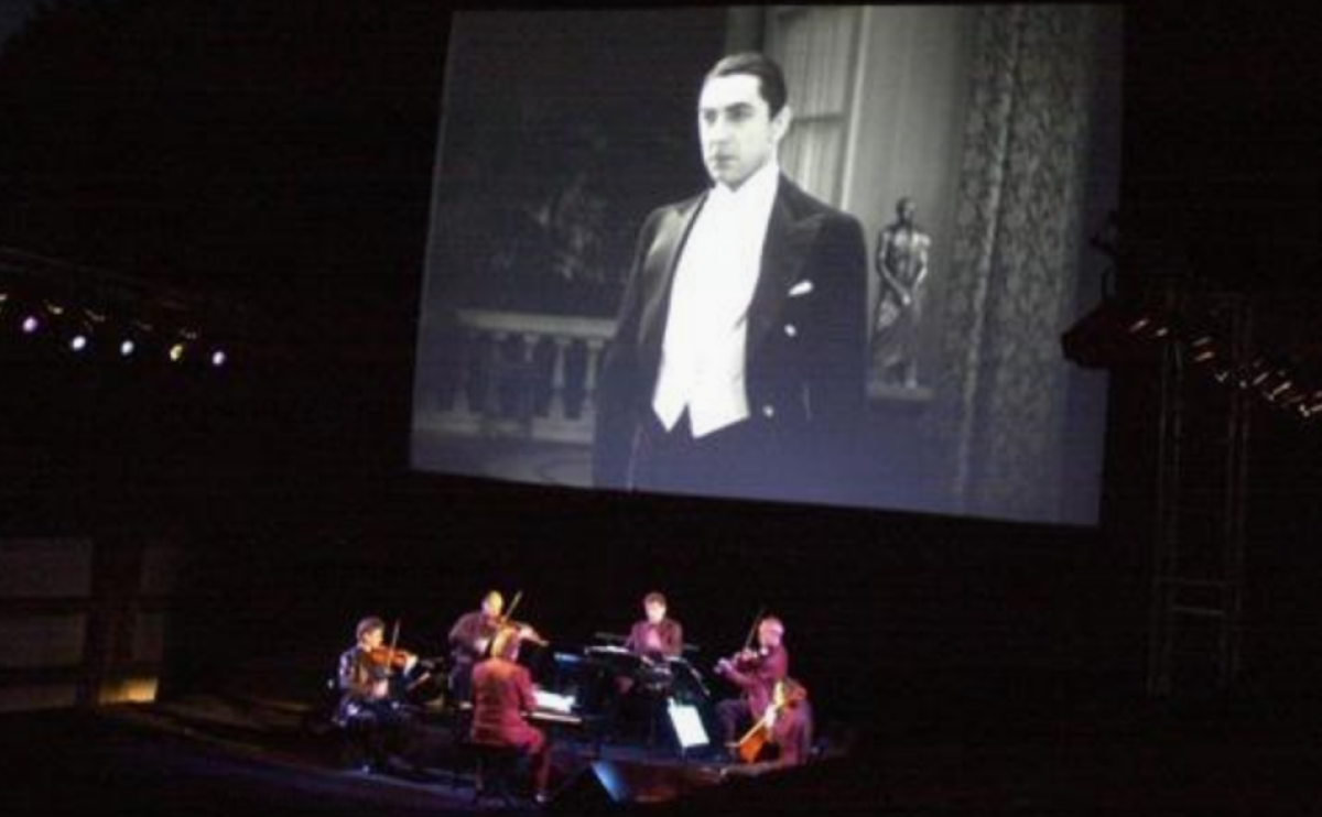 El viejo cementerio de de Bonaval se Santiago acogií el 13 de julio del 2000 la proyección de la película #Drácula" de Tod Browing, acompañada por la música que el director norteamericano Philip Glass compuso para la versión que protagonizó Bela Lugosi. EFE.X.REY.