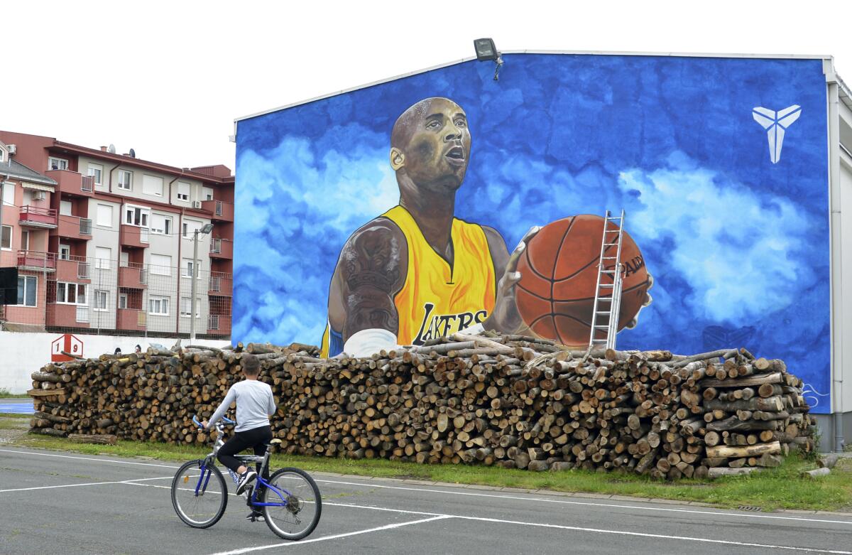 Mural de Kobe Bryant en Europa. (AP Photo/Radivoje Pavicic)