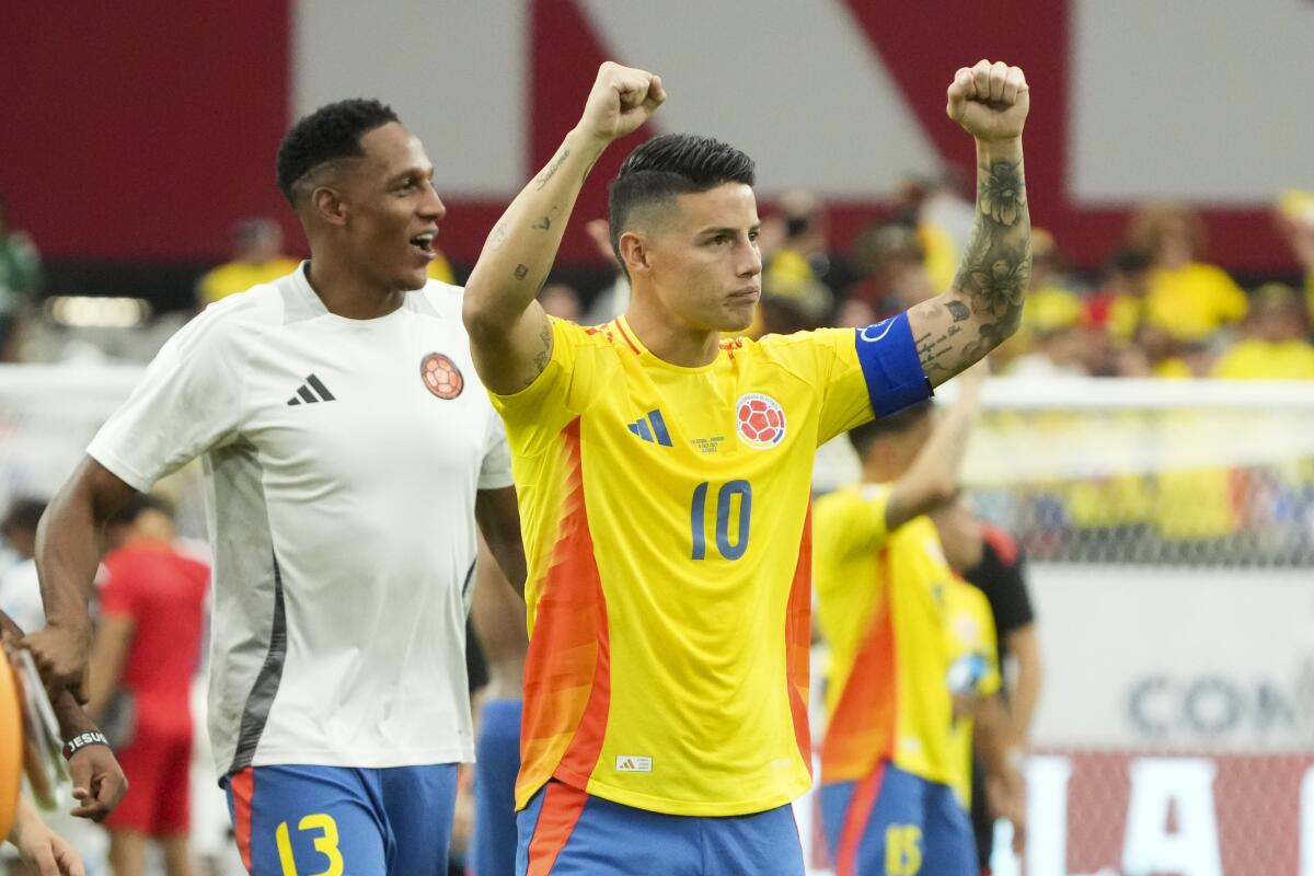 James Rodríguez (centro) y Yerry Mina celebran la victoria de Colombia