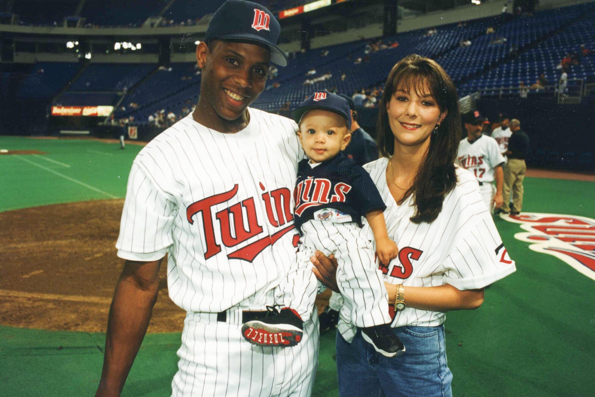 Little Patrick Mahomes with father Pat and mother Randi in the Metrodome in Minneapolis