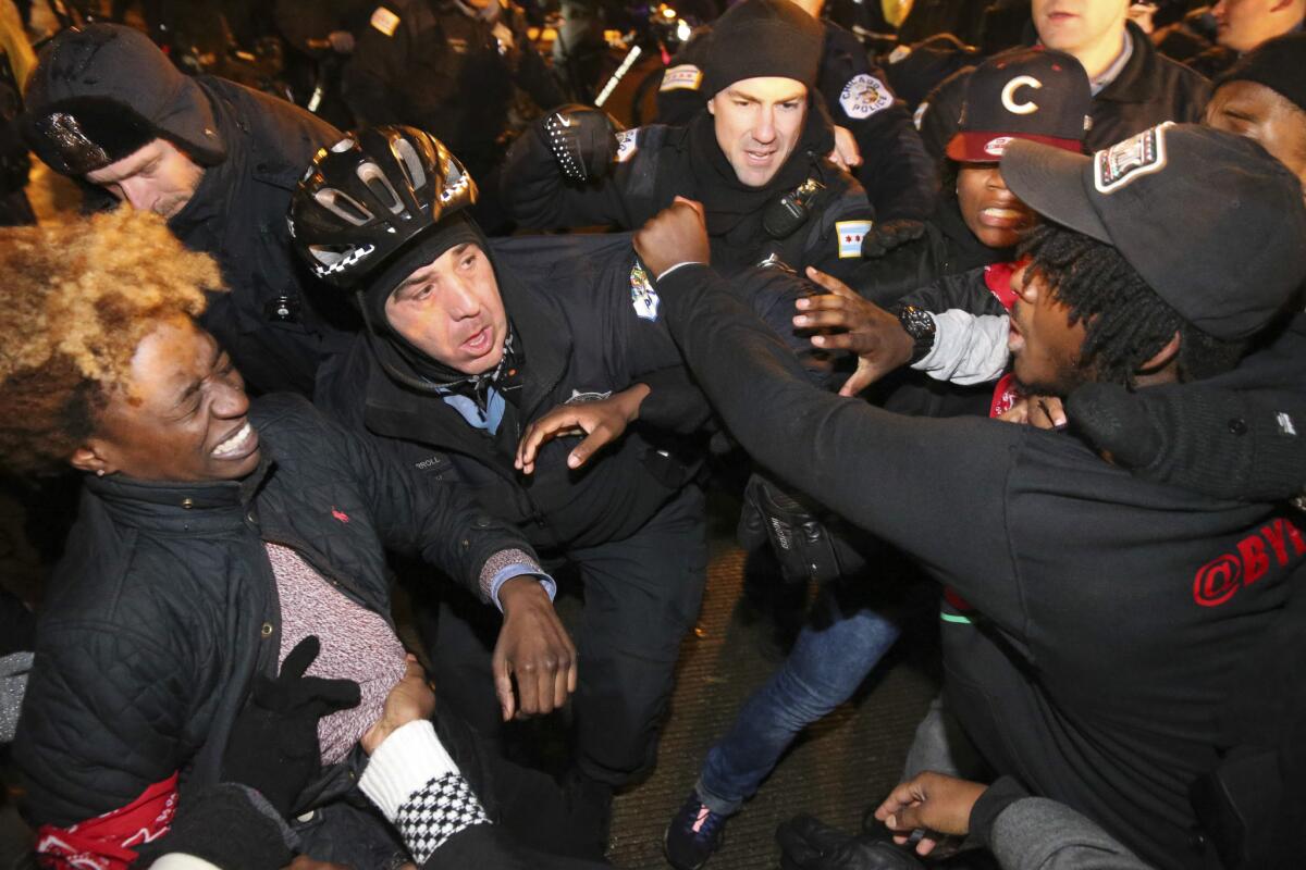Enfrentamientos entre agentes de policía y manifestantes en Chicago, el 24 de noviembre de 2015, durante protestas por la muerte de Laquan McDonald, negro, a manos del policía Jason Van Dyke, blanco. (Nuccio DiNuzzo/Chicago Tribune via AP) MANDATORY CREDIT CHICAGO TRIBUNE; CHICAGO SUN-TIMES OUT; DAILY HERALD OUT; NORTHWEST HERALD OUT; THE HERALD-NEWS OUT; DAILY CHRONICLE OUT; THE TIMES OF NORTHWEST INDIANA OUT; TV OUT; MAGS OUT; NO SALES