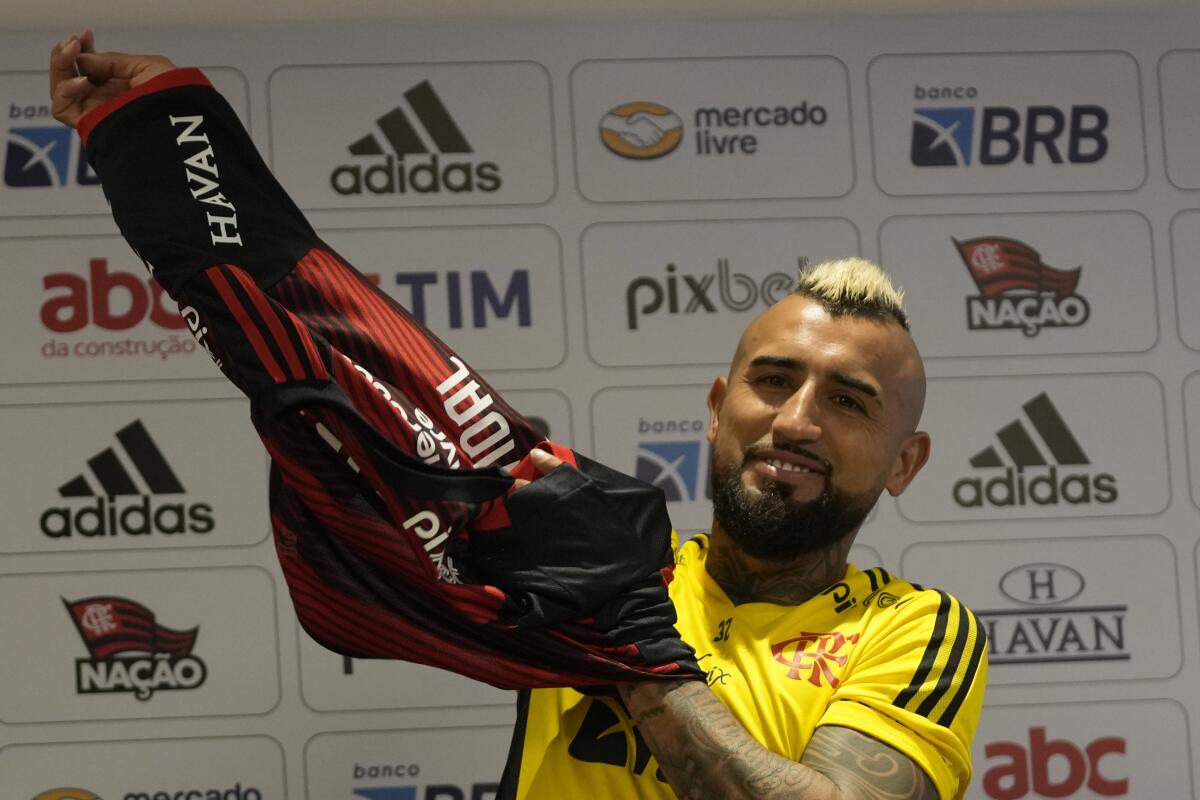El chileno Arturo Vidal se pone la casaca del Flamengo, 
