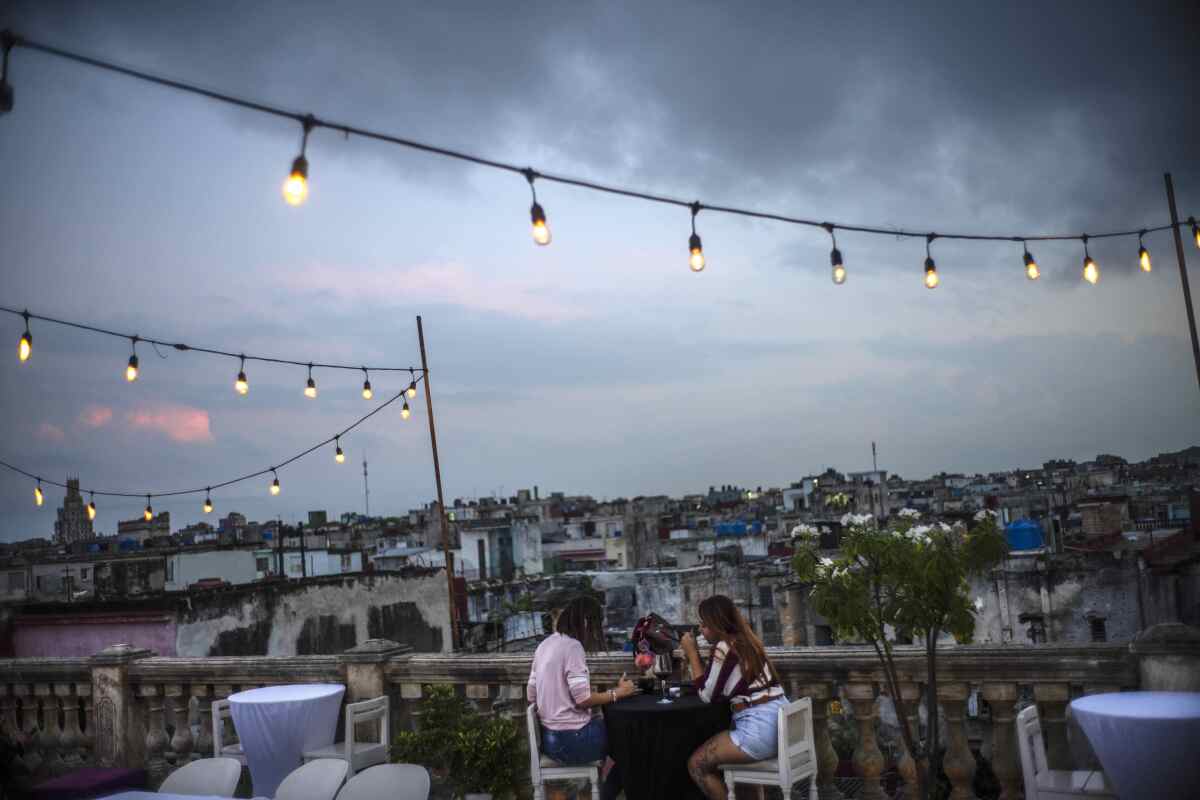 Los clientes se sientan en una terraza en el restaurante La Guarida en La Habana, Cuba, 
