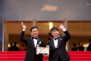 Goro Miyazaki, izquierda, y Kenichi Yoda posan para retratos con la palma de oro honoraria para el Studio Ghibli al llegar a la premiere de la película 'The Apprentice' en la 77a edición del Festival de Cine de Cannes en Francia el lunes 20 de mayo de 2024. (Foto Vianney Le Caer/Invision/AP)