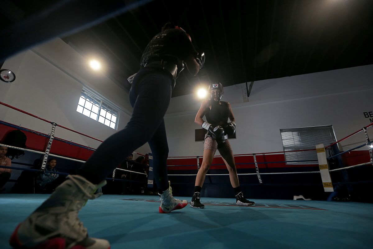 Seniesa Estrada s'entraîne dans une salle de sport quelconque à Bell Gardens. 