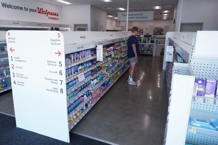 Un cliente explora el pasillo de una farmacia Walgreens en Deerfield, Illinois, el jueves 25 de julio de 2024. (AP Foto/Nam Y. Huh)