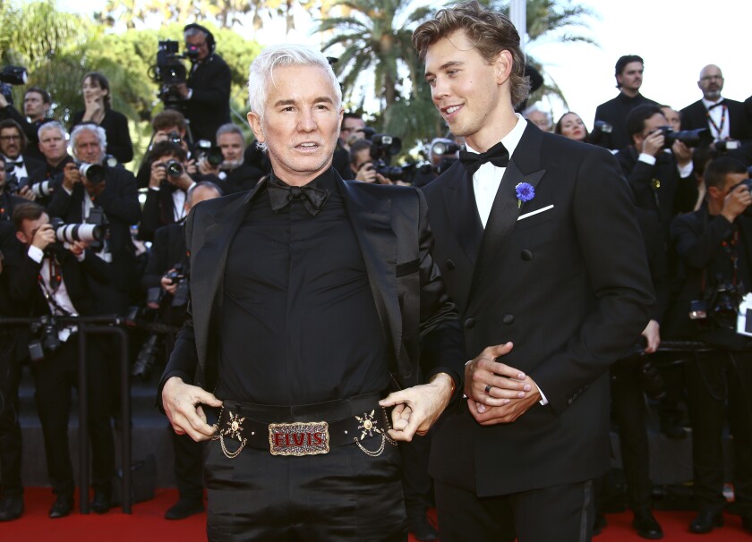 El director Baz Luhrmann, a la izquierda, y Austin Butler posan al llegar al estreno de "Elvis"