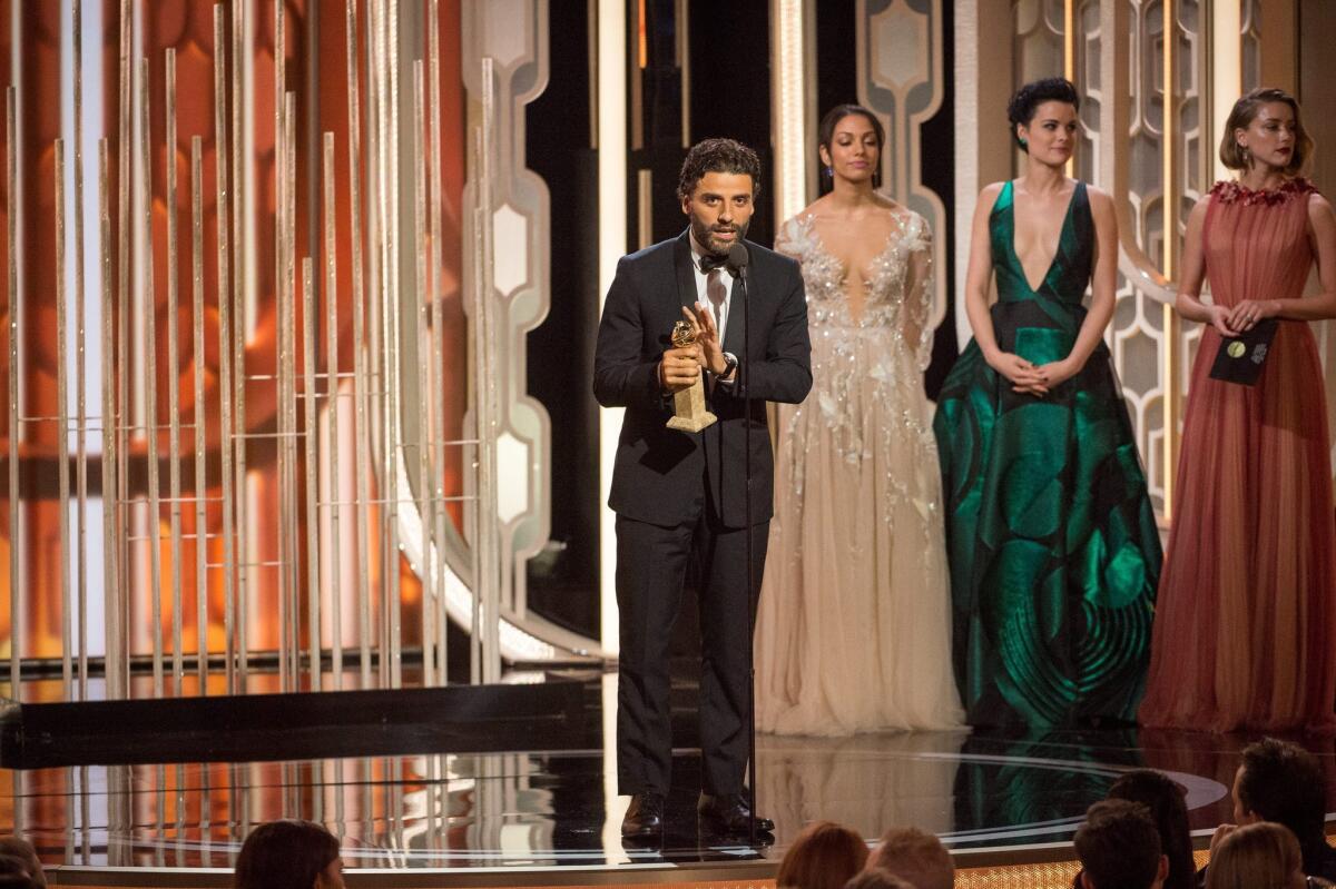 Oscar Isaac acepta su trofeo como Mejor Actor en una Miniserie o Pelicula Televisiva por su papel en "Show Me a Hero".