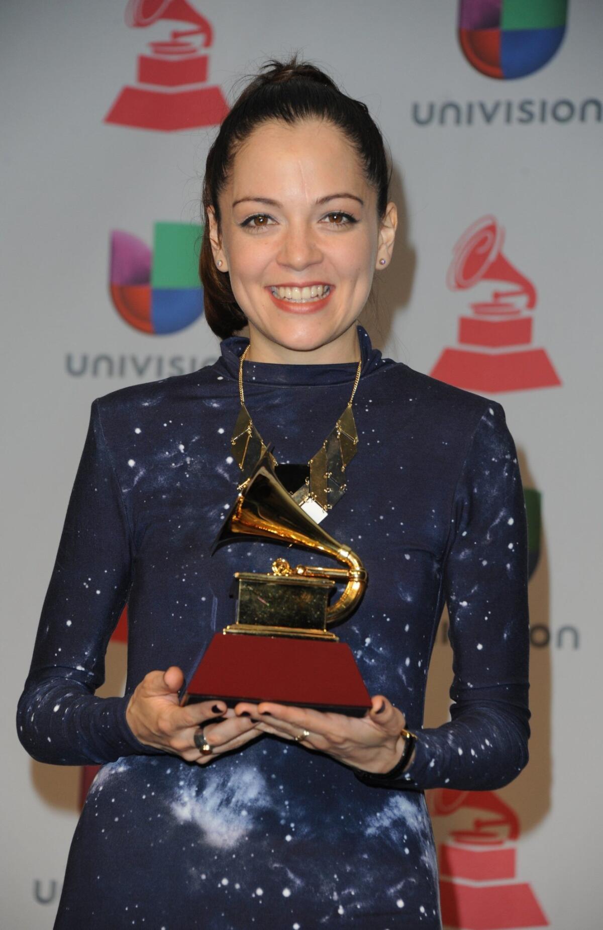 La fiesta recien empieza, pero la mexicana Natalia Lafourcade ya lleva la delantera en la entrega del Grammy Latino que se desarrolla en estos momentos.