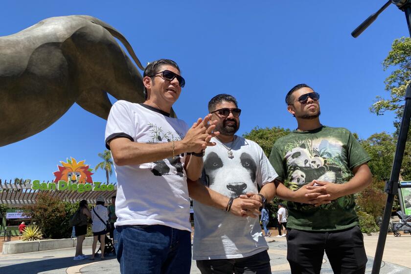 Juan Lizárraga y algunos de los integrantes de La Original Banda el Limón visitaron el nuevo hogar de los pandas en el San Diego Zoo antes de la presentación oficial de su álbum "Momentos" en Los Ángeles.