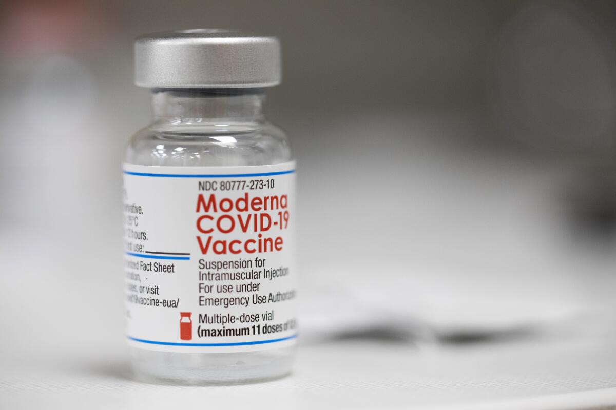 ARCHIVO - Un vial de la vacuna de Moderna para el COVID-19 es visto en una farmacia en Portland, 