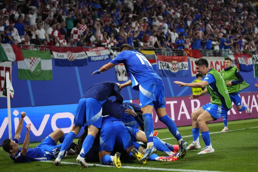 Los jugadores de Italia celebran el gol de Mattia Zaccagni para el empate 1-1 contra Italia por el Grupo B de la Eurocopa, el lunes 24 de junio de 2024, en Leipzig, Alemania. (AP Foto/Petr David Josek)