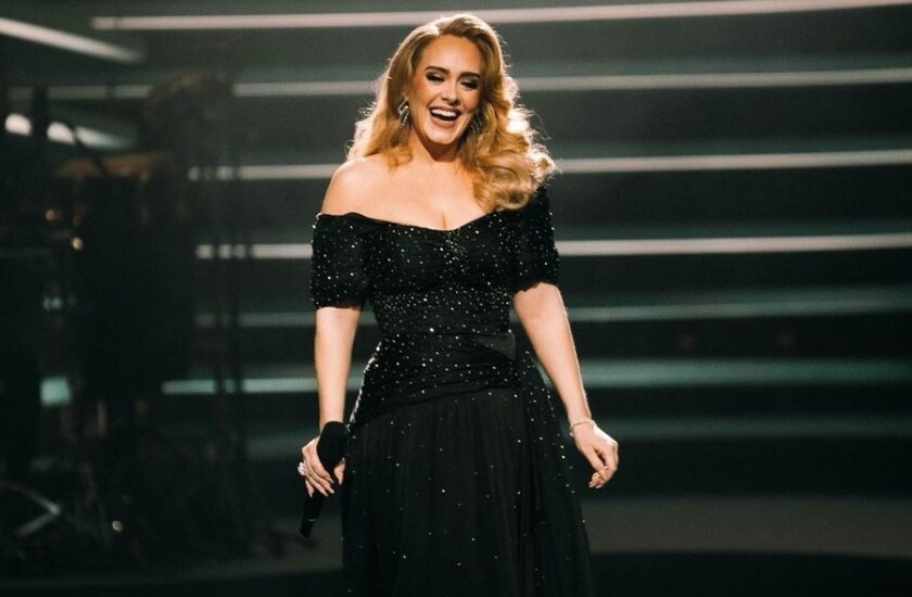 Adele pidió diculpas por este aplazamiento en el que se "han enfrentado a mucho".