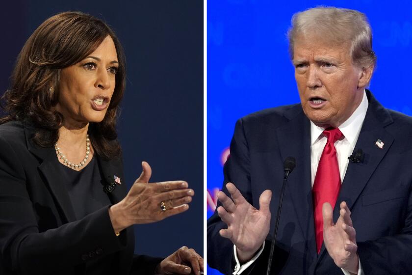 La candidata presidencial demócrata Kamala Harris, izquierda, habla durante un debate el 7 de octubre de 2020, en Salt Lake City, y su homólogo republicano Donald Trump toma la palabra durante un debate del 27 de junio de 2024, en Atlanta. (AP Foto)