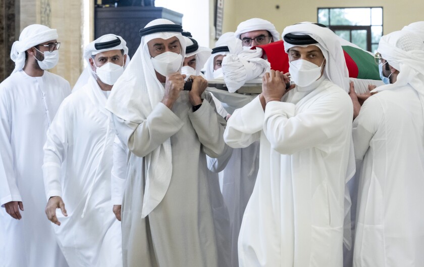 En esta imagen, distribuida por el Ministerio de Presidencia, el jeque Mohamed bin Zayed Al Nahyan,