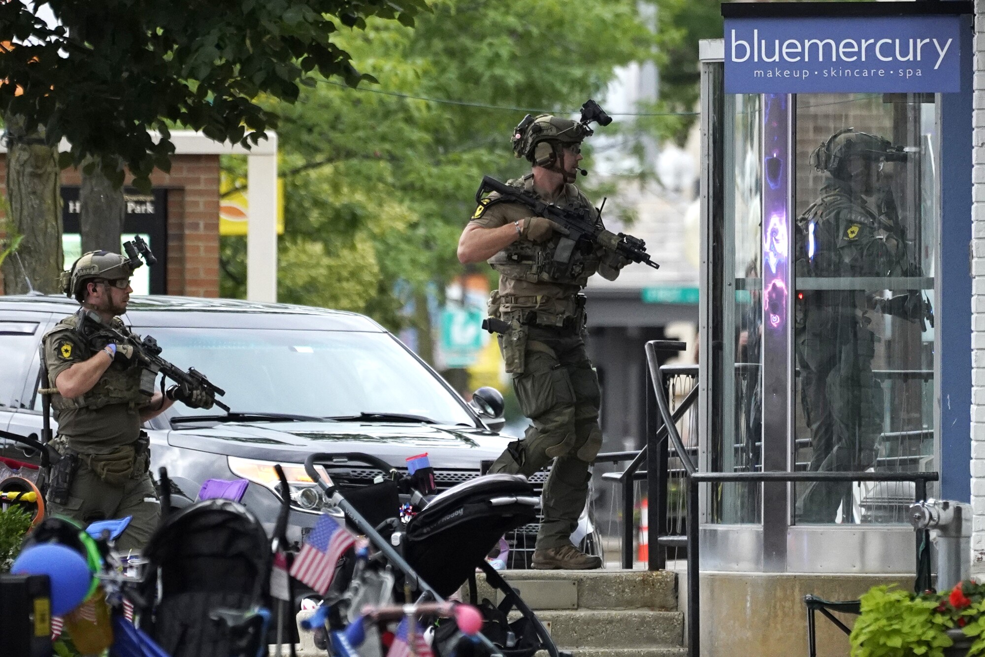 La policía realiza una búsqueda después de un tiroteo masivo en el desfile del 4 de julio de Highland Park 